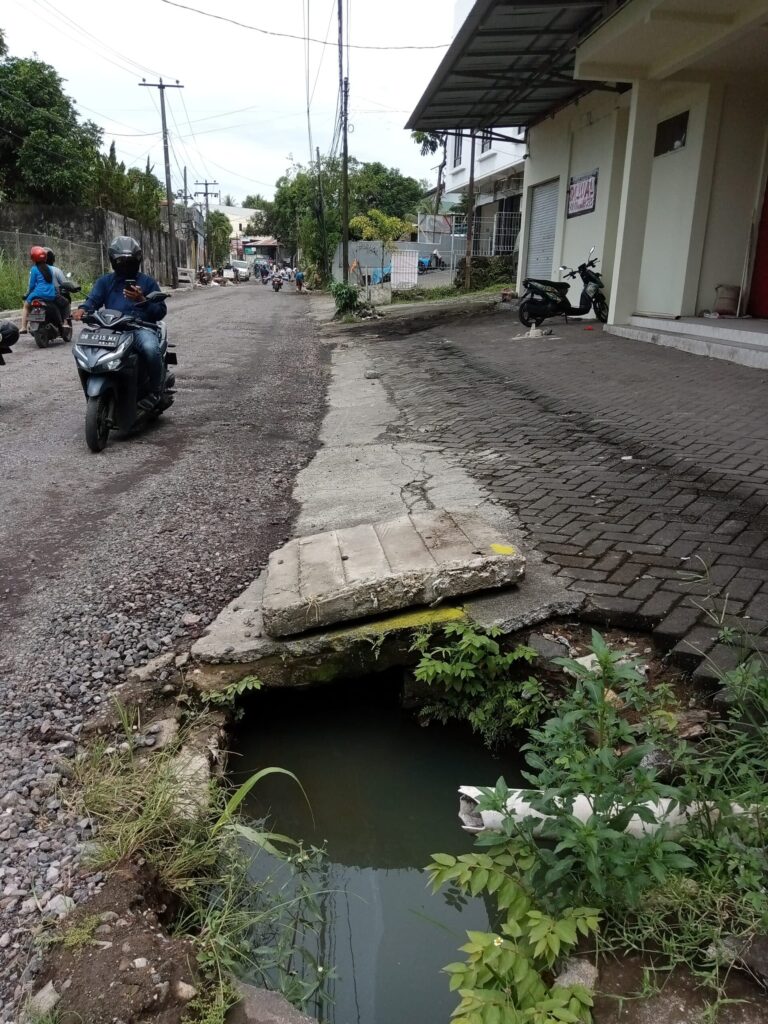 Proyek Bandrol 12,4 Miliar Jalan dan Drainase Politeknik Ditengara Asal Jadi