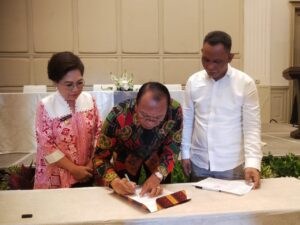 Direktur Jenderal Tata Ruang, Gabriel Triwibawa saat menandatangani dokumen pakta integritas, disaksikan Pj Bupati Sangihe Rinny Tamuntuan dan Sekda Harry Wolf. (Foto:Humas)