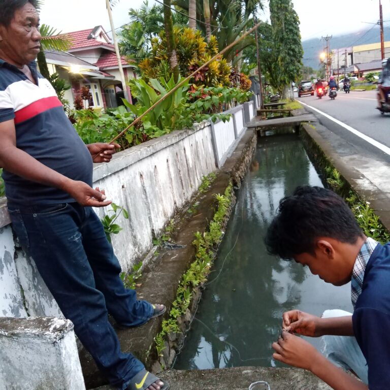 Tak Jarang Meluap, Drainase Apeng Sembeka Perlu Dinormalisasi, Terbentuk Kolam Kolam Kecil Jadi Sarang Nyamuk Juga Tempat Mancing Gratis