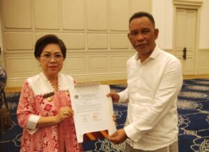 Pj Bupati Sangihe Rinny Tamuntuan bersama Sekda Harry Wolff memegang dokumen Pakta Integritas yang telah ditandatangni.(foto:ist)