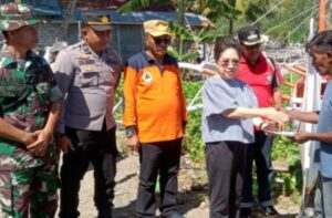 Penjabat Bupati Kabupaten Kepulauan Sangihe Rinny Tamuntuan, saat menyerahkan bantuan sosial (Bansos) bagi warga yang terdampak bencana.