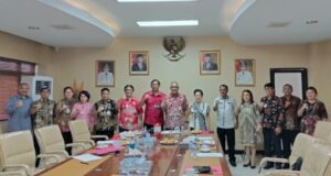 Pj Bupati Kabupaten Kepulauan Sangihe dr Rinny Tamuntuan saat menghadiri evaluasi terhadap pelaksanaan tugas di ruang rapat Sekrov Jumat, (31/03).(foto:ist)