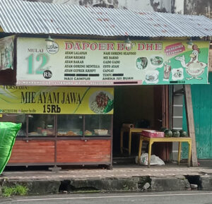 Rumah Makan Dapoer Bu’ Dhe yang viral karena menjual daging ayam berulat.(foto:ist)