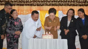 Penjabat Bupati Kabupaten Kepulauan Sangihe dr Rinny Tamuntuan saat meniup lilin HUT GMIST Sinai Kalama.(Foto:ist)