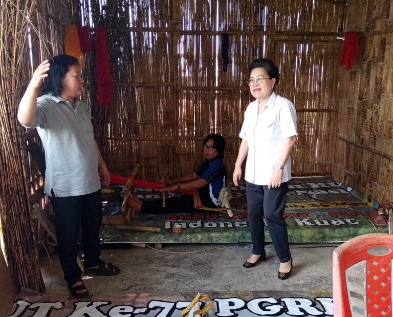 Kain Tenun Koffo Sangihe Kembali Digali, Tergerus Saat Kain China Merebak, Pj Bupati : Pemkab Ingin Lestarikan Kembali Bupati Kabupaten Kepulauan Sangihe dr Rinny Tamuntuan saat berkujung ke Sanggar Ampuhang di Kampung Lenganeng Kecamatan Tabukan Utara, Rabu (12/04/2023).(foto:ist)