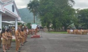 PJ Bupati Sangihe dr. Rinny Tamuntuan saat memimpin apel bersama ASN dan THL.(foto:ist)
