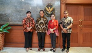 Foto bersama Pj Bupati Kabupaten Kepulauan Sangihe dr Rinny Tamuntuan dan Menteri Kesehatan RI Ir Budi Gunadi Sadikin.(foto:ist)