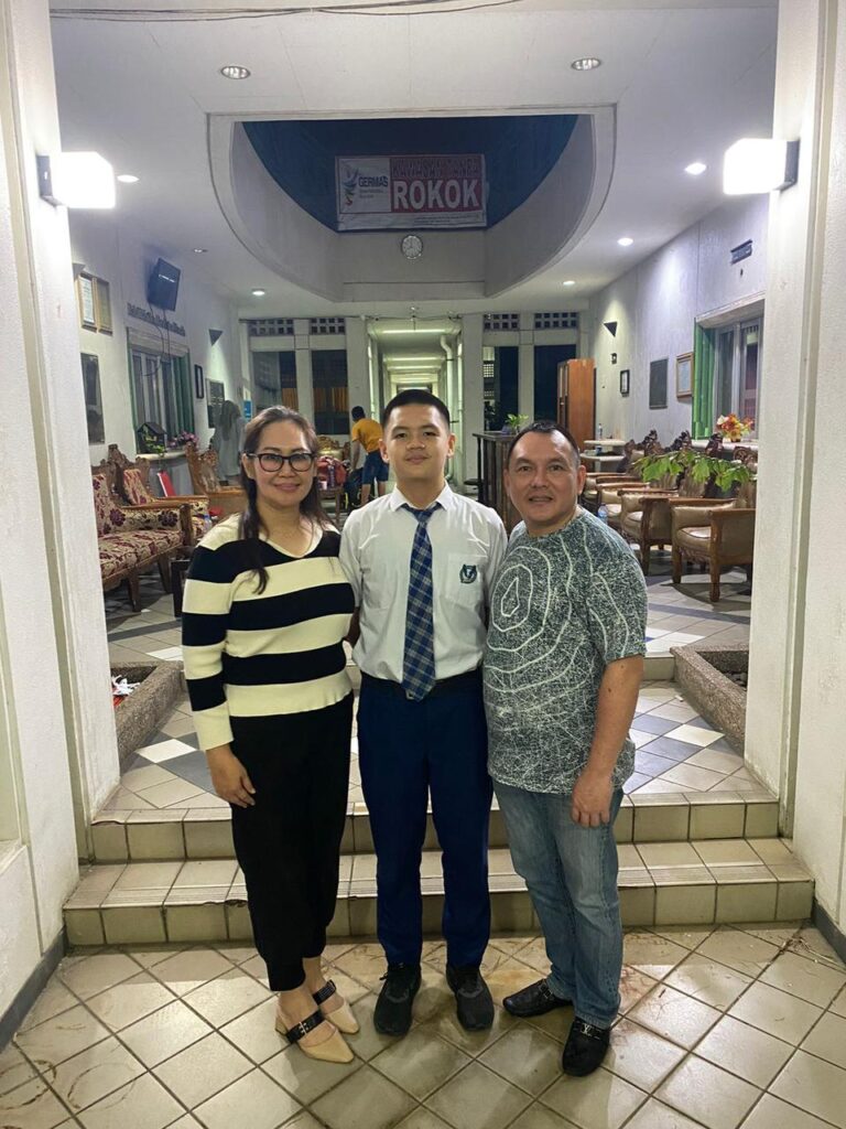 Edgar Dipastikan Melenggang Mulus ke Paskibraka Nasional, Keluarga Memohon Dukungan Doa Dari Masyarakat Sangihe Nathaniel Shawn Edgar Sondakh (tengah), kebanggaan keluarga dari pasangan Ferdy Sondakh-Bohan.(foto:ist)