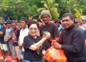 Pj Bupati Rinny Tamuntuan, menyerahkan bantuan sembako secara simbolis kepada Ketua Buruh Bagasi Pelabuhan Tahuna, Jhony Bawasal.(foto:ist)