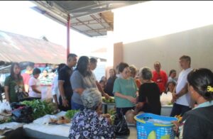 Bupati Sangihe dr Rinny Tamuntuan saat menyambangi pasar Tamako.(foto:ist)