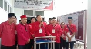 PDIP Sangihe saat mendaftar di KPU Sangihe, dipimpin ketua DPC Hironimus Rompas Makagansa.(foto:ist)