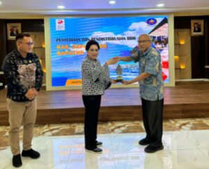 Pj Bupati Sangihe dr Rinny Tamuntuan bersama Direktur BBM BPH Migas, Sentot HBT Putro, didampingi Plt Kabag Ekonomi Sangihe Rivon David.(Foto:ist)