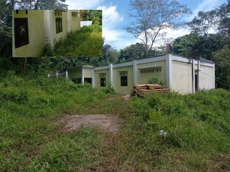 Kondisi Bangunan Asrama Mahasiswa Sangihe di Tondano yang berlokasi di Kelurahan Tonsaru, Minahasa, terbengkalai dan dipenuhi Rerumputan.(foto:ist)