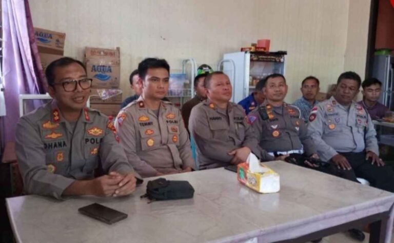 Kapolres Sangihe, AKBP Dhana Ananda Syahputra, SH, SIK, MSi Didampingi Wakapolres Sangihe Kompol Temmy Toni, SIK saat Jumpa Pers waktu lalu.(foto:ist)