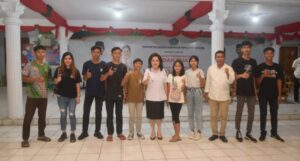 Pj Bupati Sangihe dr. Rinny Tamuntuan dan Kadispora Sangihe Ernis Unas, foto bersama dengan kontingen Panjat Tebing Sangihe.(foto:ist)