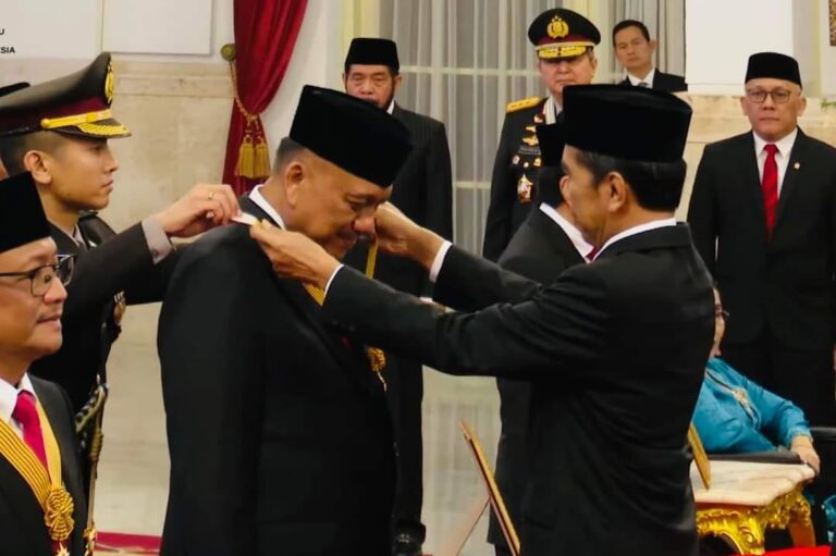 Gubernur Sulut Olly Dondokambey, saat dianugerahkan penghargaan Bintang Jasa Utama oleh Presiden RI Joko Widodo, Senin (14/8/2023).(foto:ist)