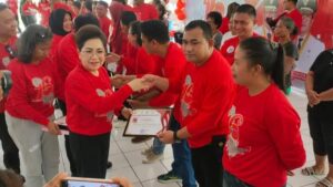 Penyerahan Sertifikat Penhargaan oleh Pj Bupati Rinny Tamuntuan pada HUT PKH ke-16.(foto:ist)