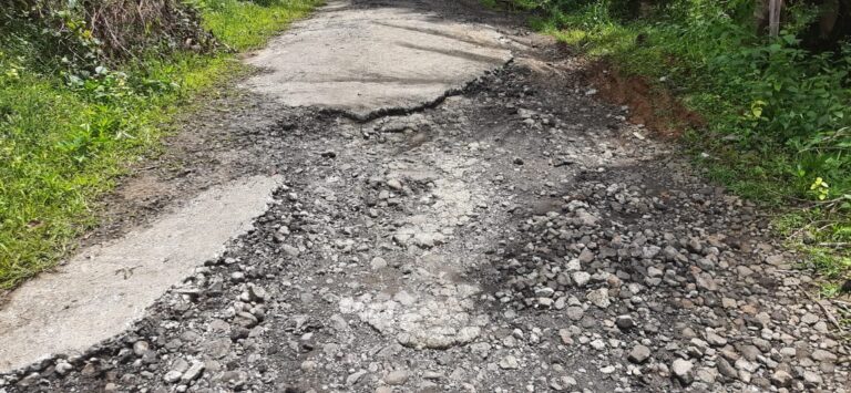 Jalan rusak Kampung Bira