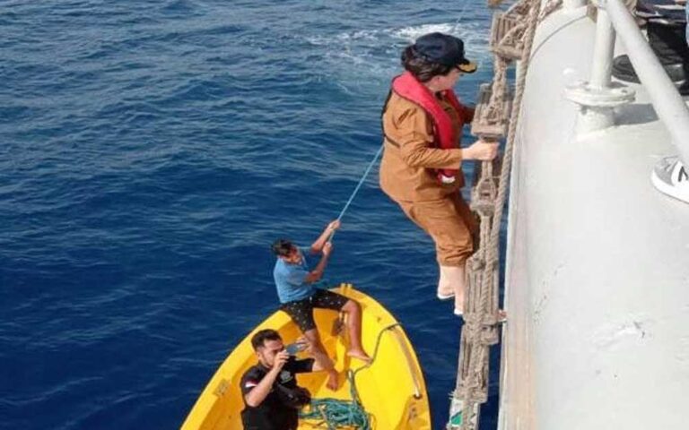 Aksi berani Pj. Bupati Sangihe dr. Rinny Silangen Tamuntuan (RST) saat kunjungan ke Marore.(foto:ist)