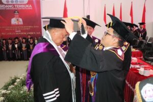Universitas Sam Ratulangi memberikan penghargaan Doktor Honoris Causa kepada Olly Dondokambey dalam sidang senat terbuka di Auditorium Unsrat Manado.(foto:ist)