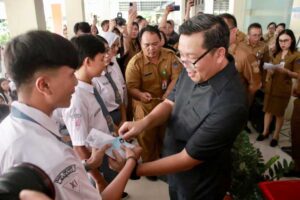 Steven Kandouw, Wagub Sulut membagikan KTP gratis.(foto:ist)