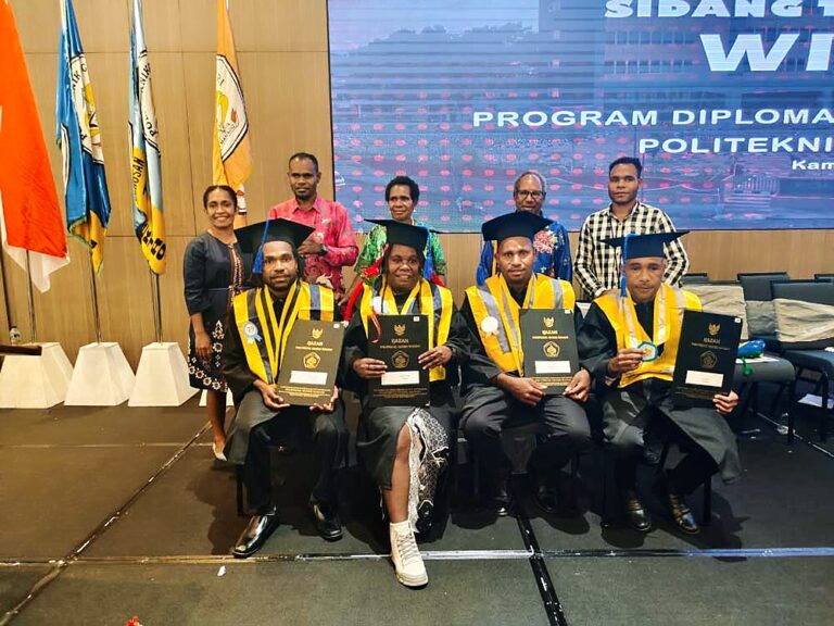 Wisudawan wisudawati asal Papua yang dikukuhkan Politeknik Negeri Manado pada Kamis (19/10/23).(foto:ist)