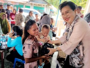 Pj Bupati Sangihe, dr Rinny Tamuntuan saat beraktivitas di pasar murah dan pengobatan gratis di Pasar Petta, Tabukan Utara, Kamis, (12/10/2023).(foto:ist)