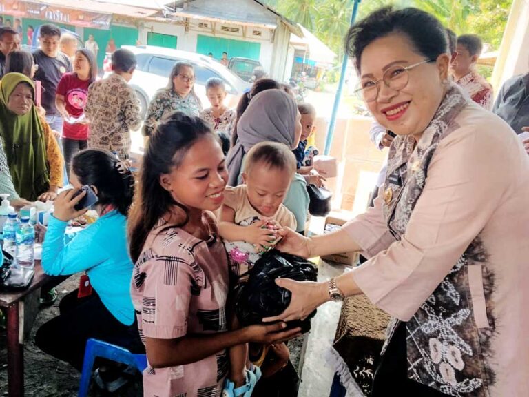 Pj Bupati Sangihe, dr Rinny Tamuntuan saat beraktivitas di pasar murah dan pengobatan gratis di Pasar Petta, Tabukan Utara, Kamis, (12/10/2023).(foto:ist)