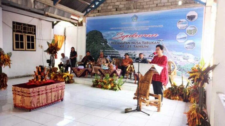 HUT Nustab Ke 21 Dihadiri RST dan FAS Pj Bupati Sangihe, dr Rinny Silangen Tamuntuan (RST) bersama Ketua DPRD Provinsi Sulut, dr Fransiscus Andi Silangen (FAS) saat menghadiri perayaan HUT ke 21 Kecamatan Nusa Tabukan.(foto:ist)