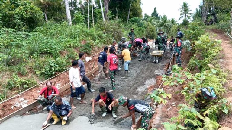 Dandim 1301 Sangihe terjun langsung bergabung dengan prajurit dan masyarakat yang sedang mengerjakan proses pengecoran dan pengangkatan pasir.(foto:ist)