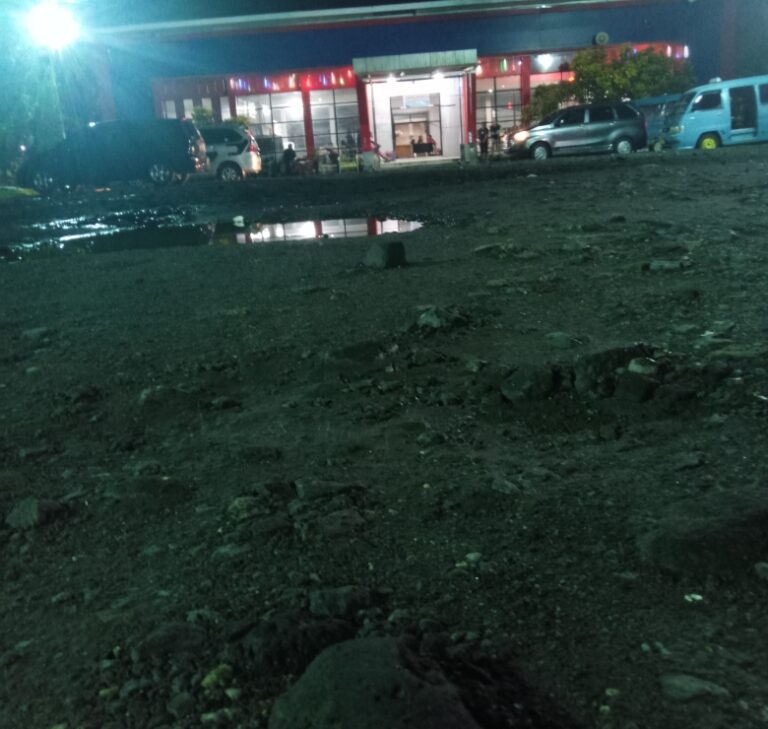 Areal Parkir Pelabuhan Tahuna Dibiarkan Mirip Lokasi Galian C, Mandiangan : Untuk Apa Bayar Karcis Masuk?