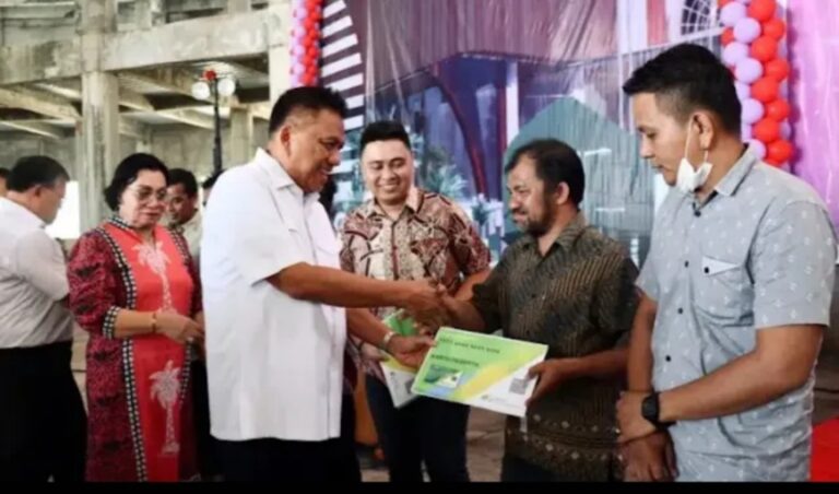 Gubernur Olly Dondokambey Berikan Kartu BPJS Ketenagakerjaan Kepada Pegawai Gereja