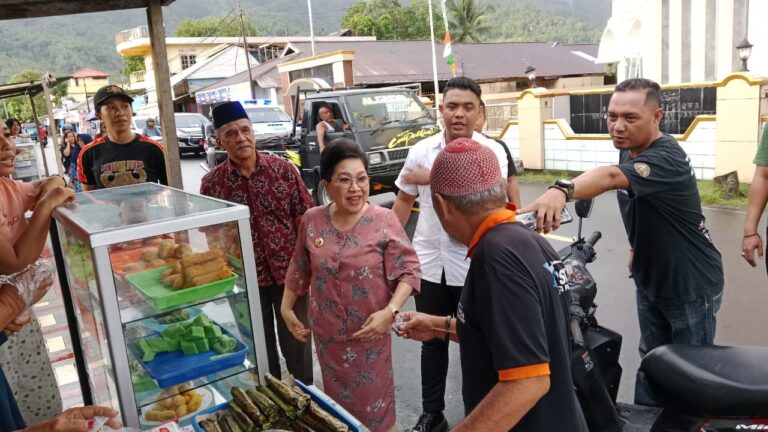 Tiba tiba Membaur Bersama Warga UMKM Tidore, Pj Bupati RST, Ajak Seluruh Jajarannya Berburu Takjil