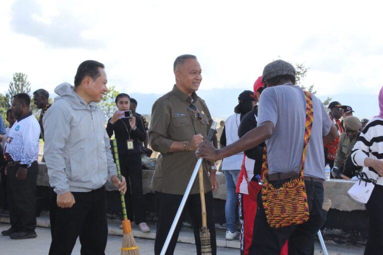 Lewat Bakti Sosial Bersama Sejumlah Unsur, Pemkab Jayawijaya Bersikan Tuguh Salib Wio Silimo Wamena
