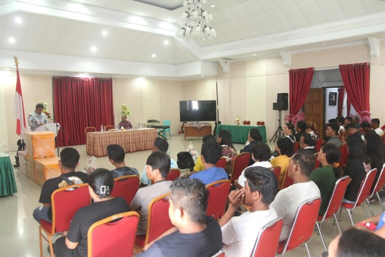 Pemkab Sangihe Bantu Kelompok Nelayan, 332 Unit Cool Box Diserahkan Pj Bupati Wounde Secara Simbolis