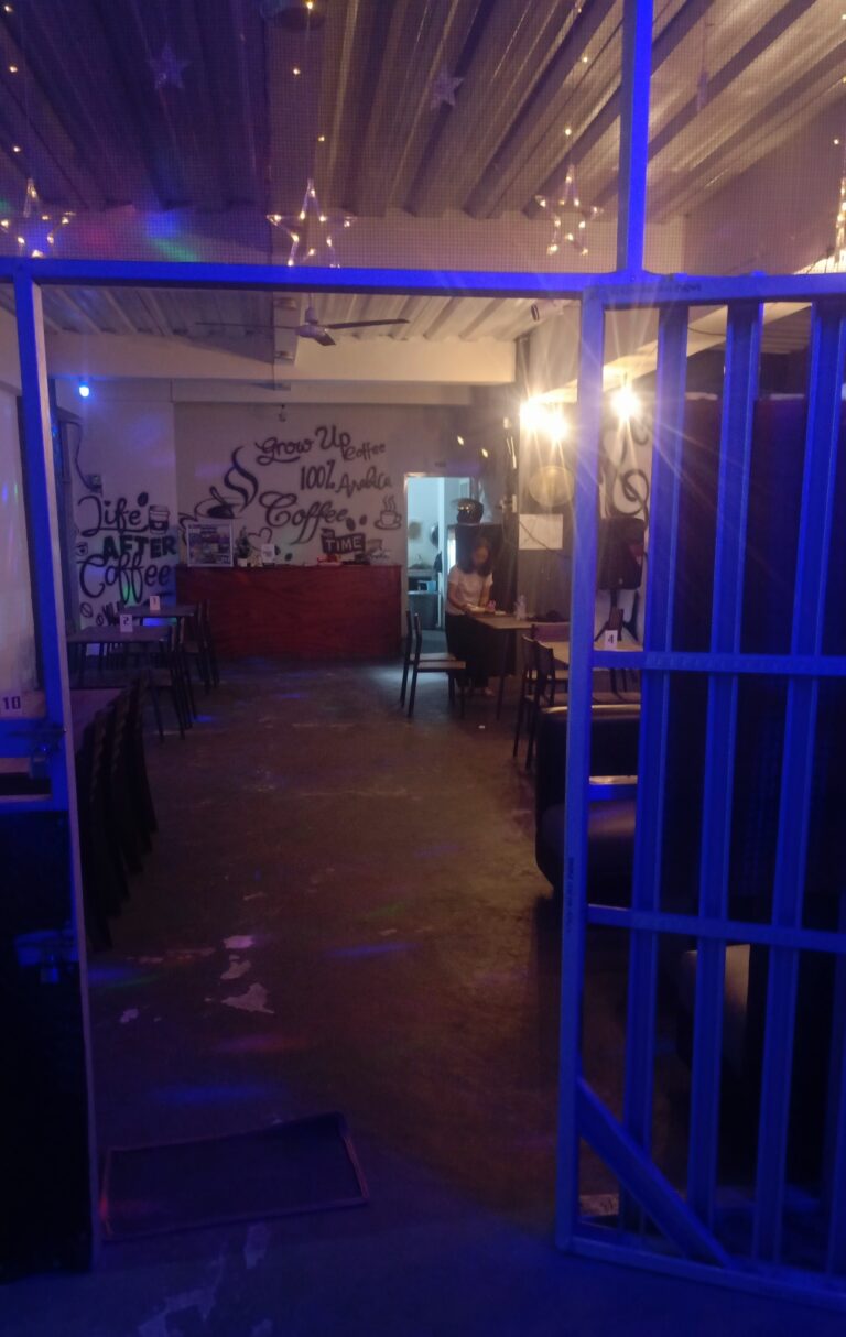 Mudah Dijangkau Kendaraaan Bermotor atau Lewati Tangga Utama, Eighty One Cafe / Restoran Lantai Tiga Pasar Trikora Tetap Eksis