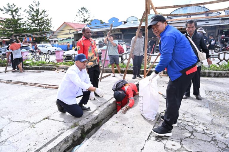 Pj. Gubernur Velix V. Wanggai Pimpin Kerja Bakti di Pusat Kota Wamena