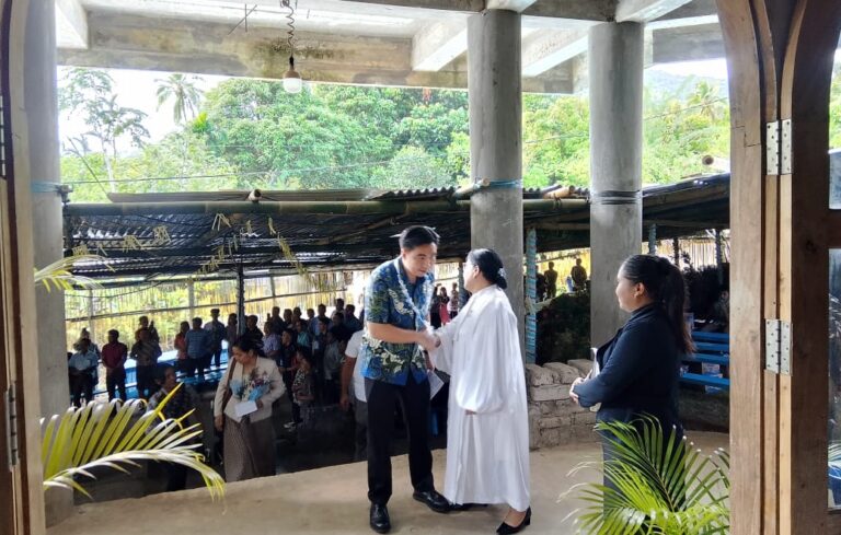 Hadiri HUT Ke 56, Bupati Thungari Serahkan Bantuan Dari Keluarga Untuk Jemaat Karmel Bawe’e Kalaengbatu