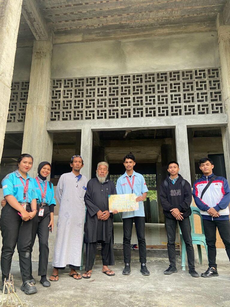 Megaria Swalayan Bantu Ringankan Kaum Duafa Yang Lagi Berpuasa di Dua Masjid Sangihe