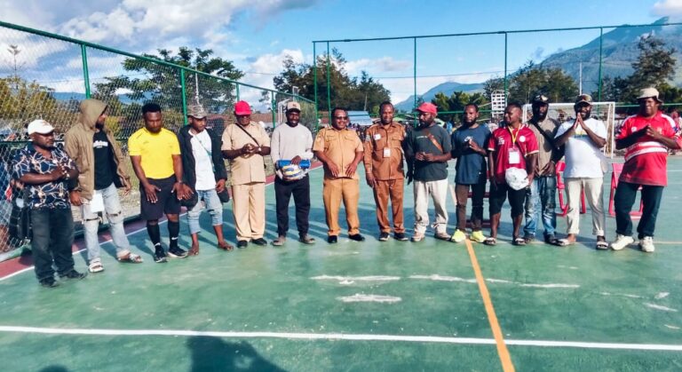 Lagi, Kadis Pemuda dan Olahraga Jayawijaya Bagi-bagi Bola Gratis