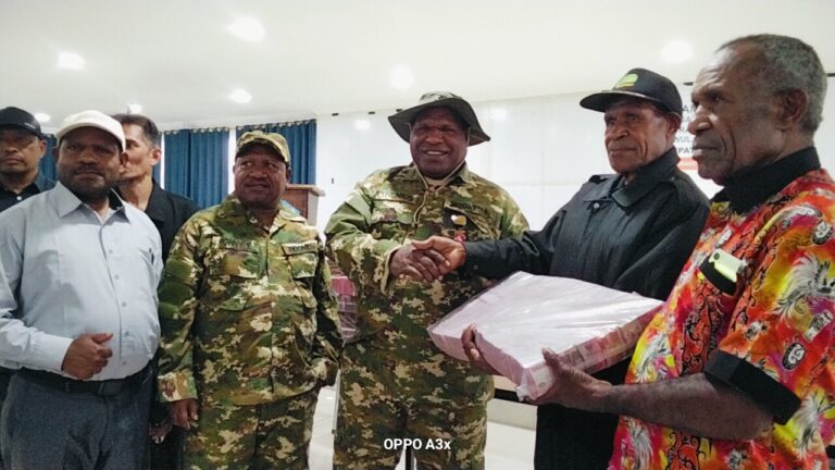 Bantuan Sosial Triwulan II Rp 20,2 Miliar Diterima LMA Jayawijaya dari Bupati Athenius Murib