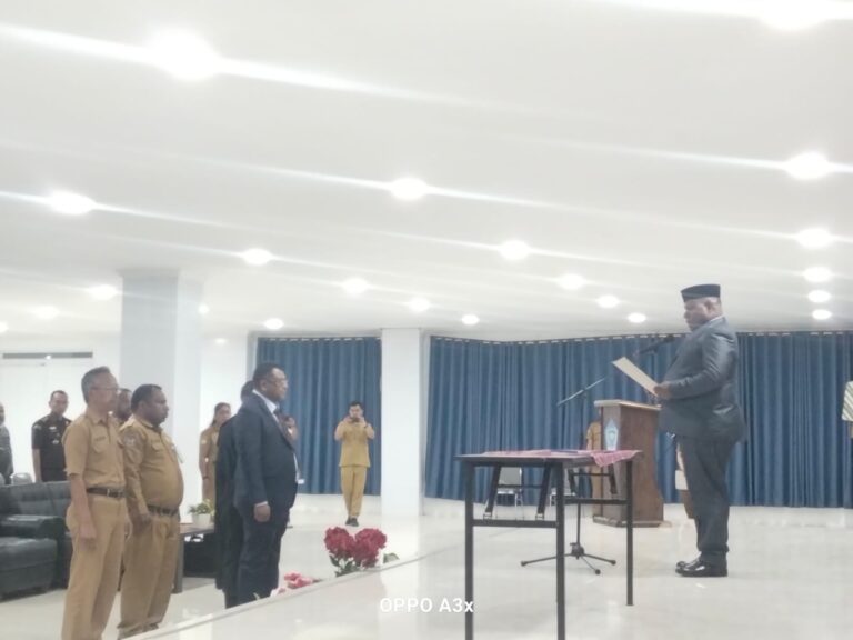 Bupati Athenius Murib Lantik Tonny Mayor jadi Kadis Perpustakaan dan Arsip Daerah Jayawijaya