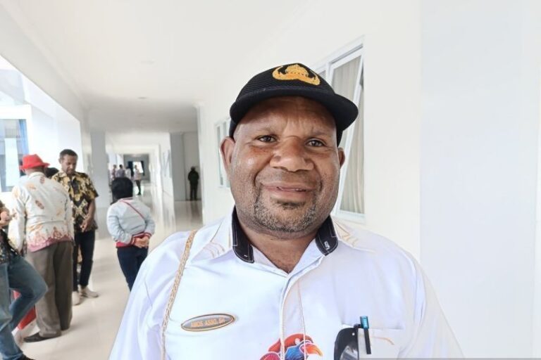 DLH Jayawijaya Bagikan Perlengkapan dan Atribut kepada 250 Petugas Kebersihan