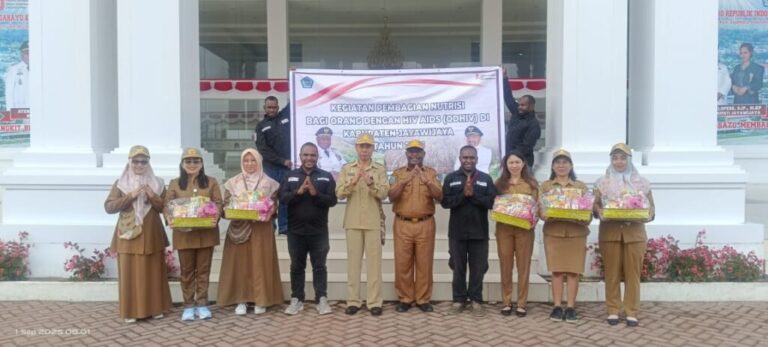 Plt. Sekda Didampingi Dinkes dan KPAD Menyerahkan PMT bagi ODHIV melalui PKM : Begini Tiga Pesan Utama