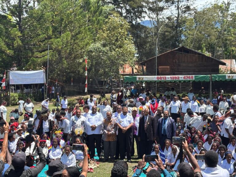 Bupati Jayawijaya Ikut Beri Apresiasi Kegiatan Retreat Biro Perkauan GKII Wilayah IV Papua Bupati Jayawijaya, Athenius Murib