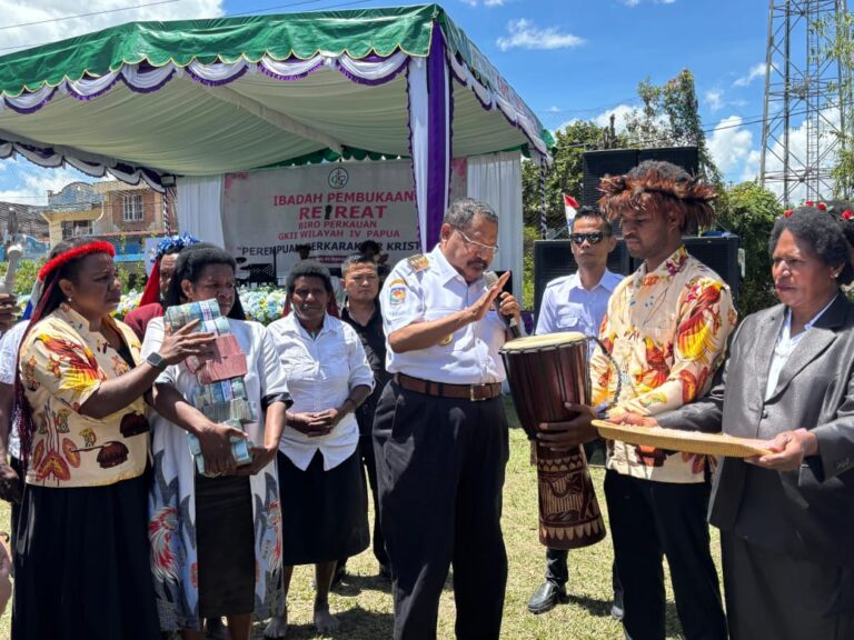 Gubernur Jhon Tabo Bantu Panitia Retreat Perkauan GKII Wilayah IV dari Dana Pribadi Gubernur Provinsi Papua Pegunungan, DR (HC) Jhon Tabo