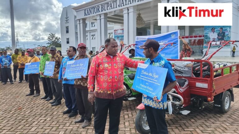 Empat Kelompok Tani Terima Bantuan dari Bupati Jayawijaya Athenius Murib