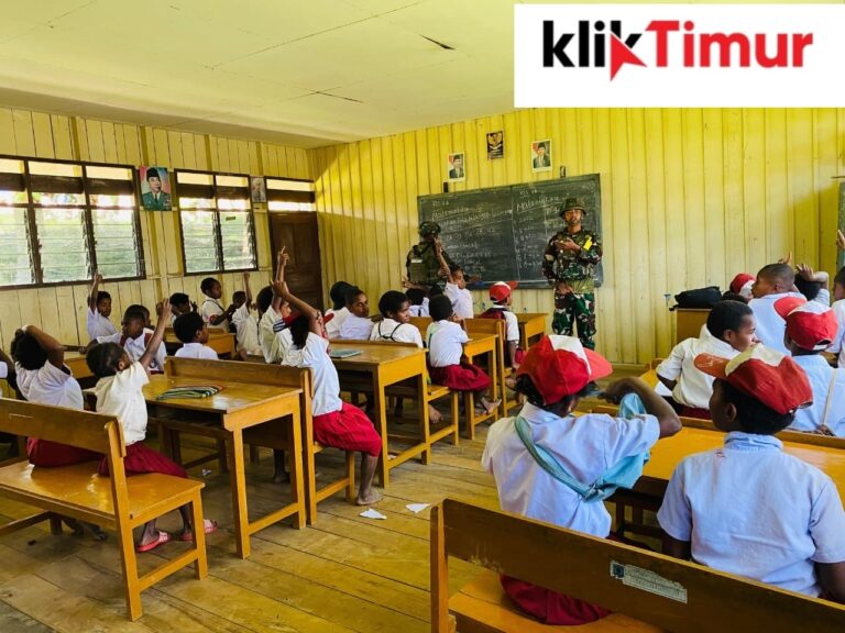 Anggota Satgas Yonif 521/DY di Distrik Eragayam Bantu Ajar Anak-anak Pedalaman Baca Tulis