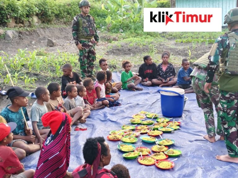 Contohkan Gaya Hidup Sehat, Satgas Yonif 521/DY Makan Bersama Warga di Distrik Kurima