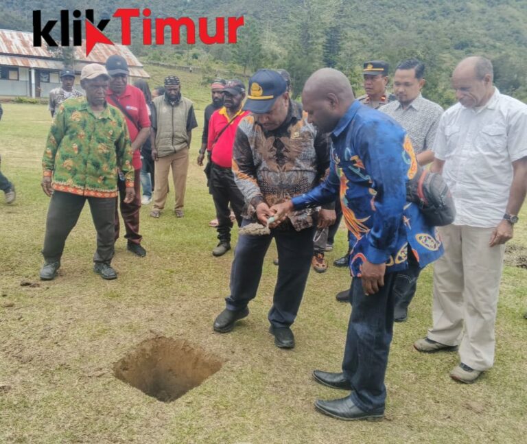 Peletakan Batu Pertama Laboratorium Komputer SMA Negeri Bolakme, Jayawijaya
